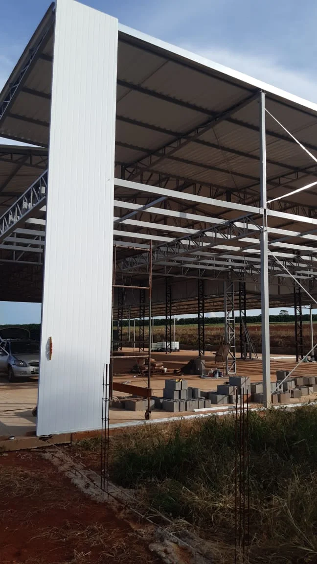 Galpão com fechamento em painel isotérmico - estrutura industrial